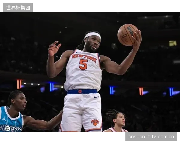 罗宾逊的潜在缺阵或将影响尼克斯的篮板保护，阿丘瓦需要承担更多防守责任。